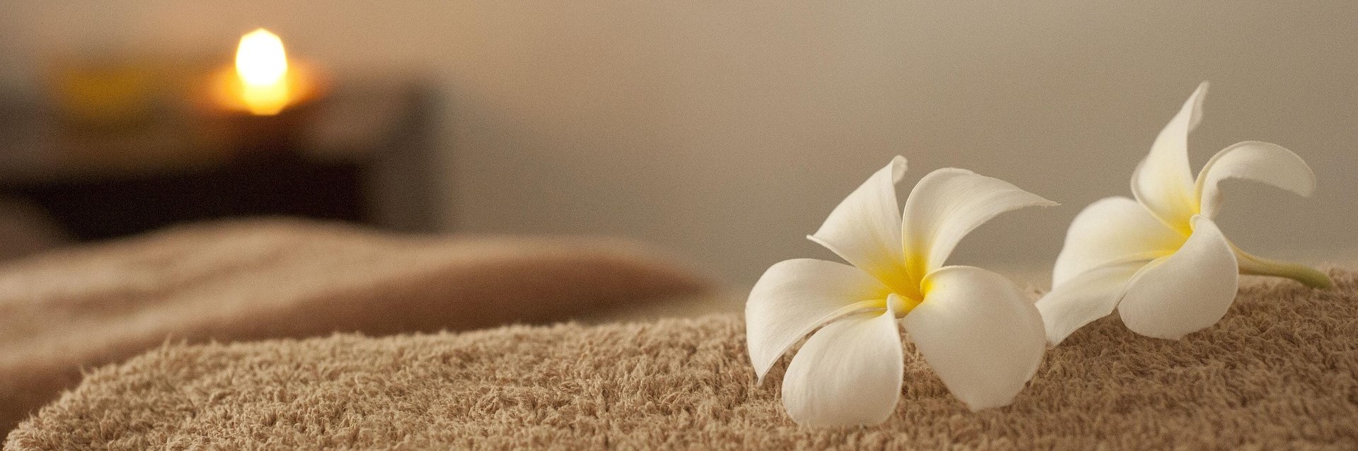 Frau auf einer Massage-Liege